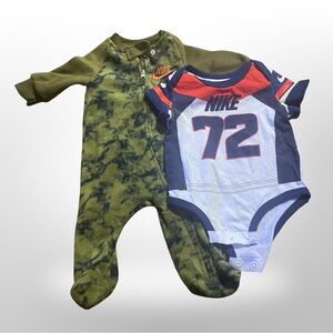 Lot of 2 Nike: Fleece Como Pajamas Size 3 Months , Jersey Style Body Suit 6 M￼